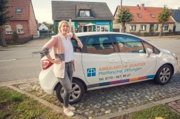 Preisträgerin Sophie Schönemann Sophie Schönemann vor Auto des ambulanten Pflegedienstes in Letzlingen