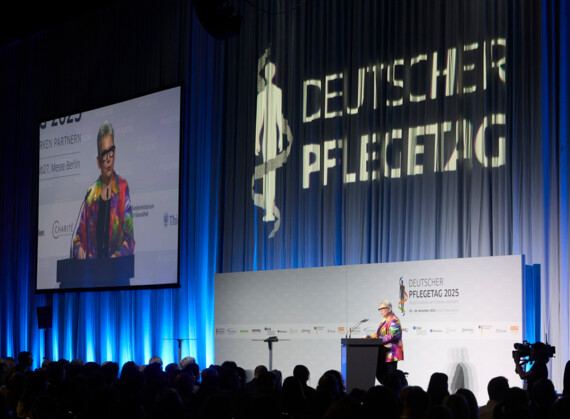 Deutscher Pflegetag Bühne mit großem Logo im Hintergrund